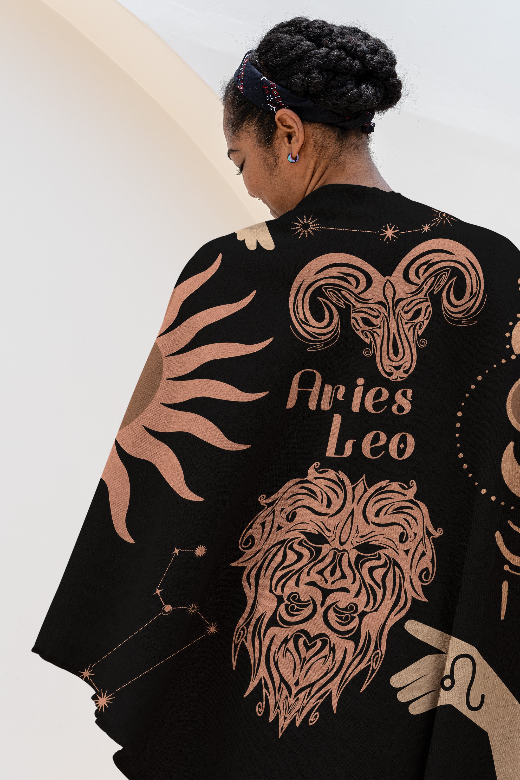 Woven tapestry throw blanket featuring the Aries and Leo zodiac symbols. Perfect for astrology enthusiasts, this cotton throw blanket adds a touch of boho style and celestial charm to your home decor.